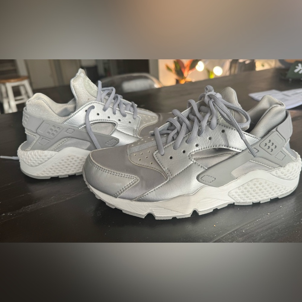 LIKE NEW Nike Air Huarache Gray Sneakers Women’s 8.5 - Picture 3 of 6